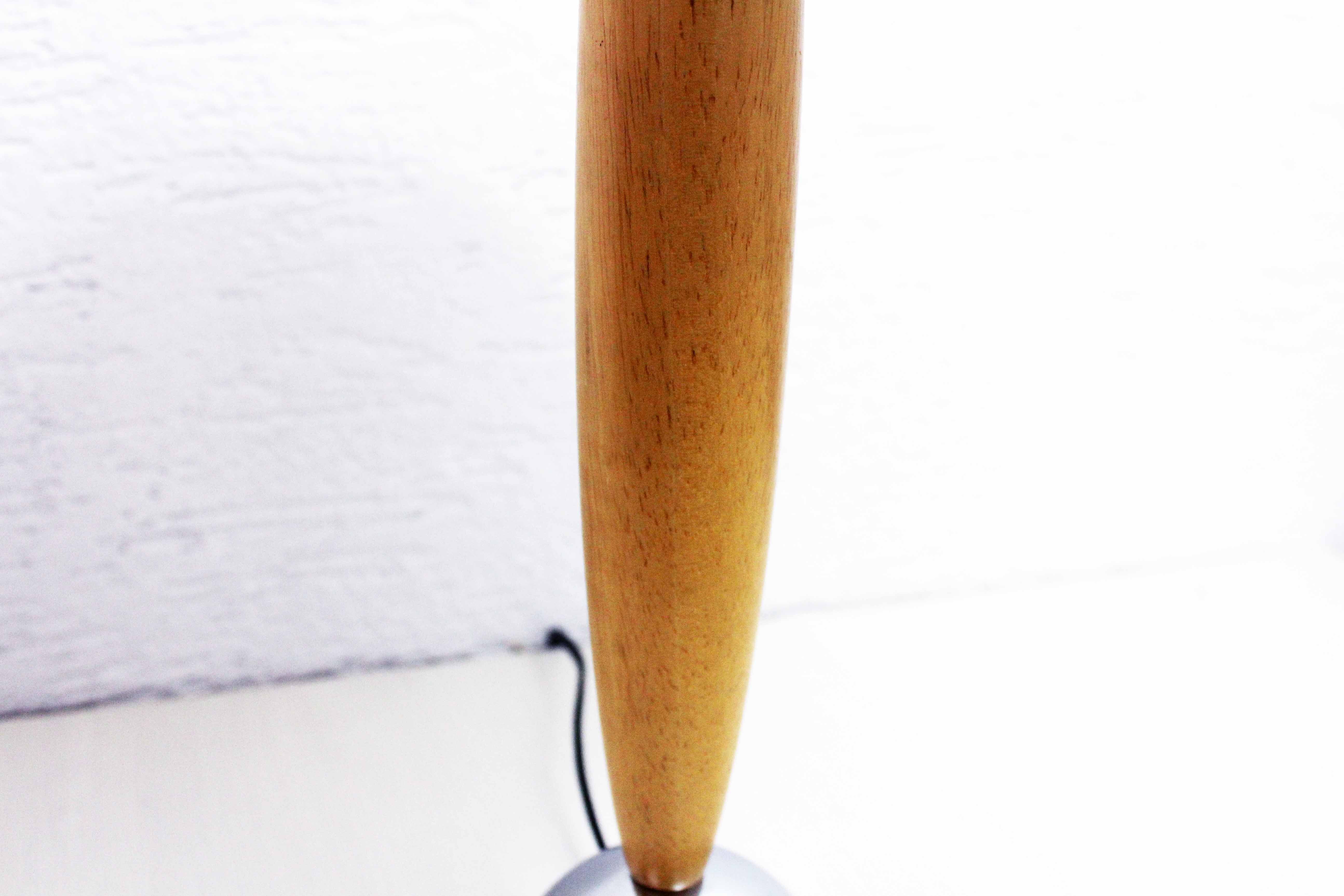 Lampe de table en hêtre et métal chromé