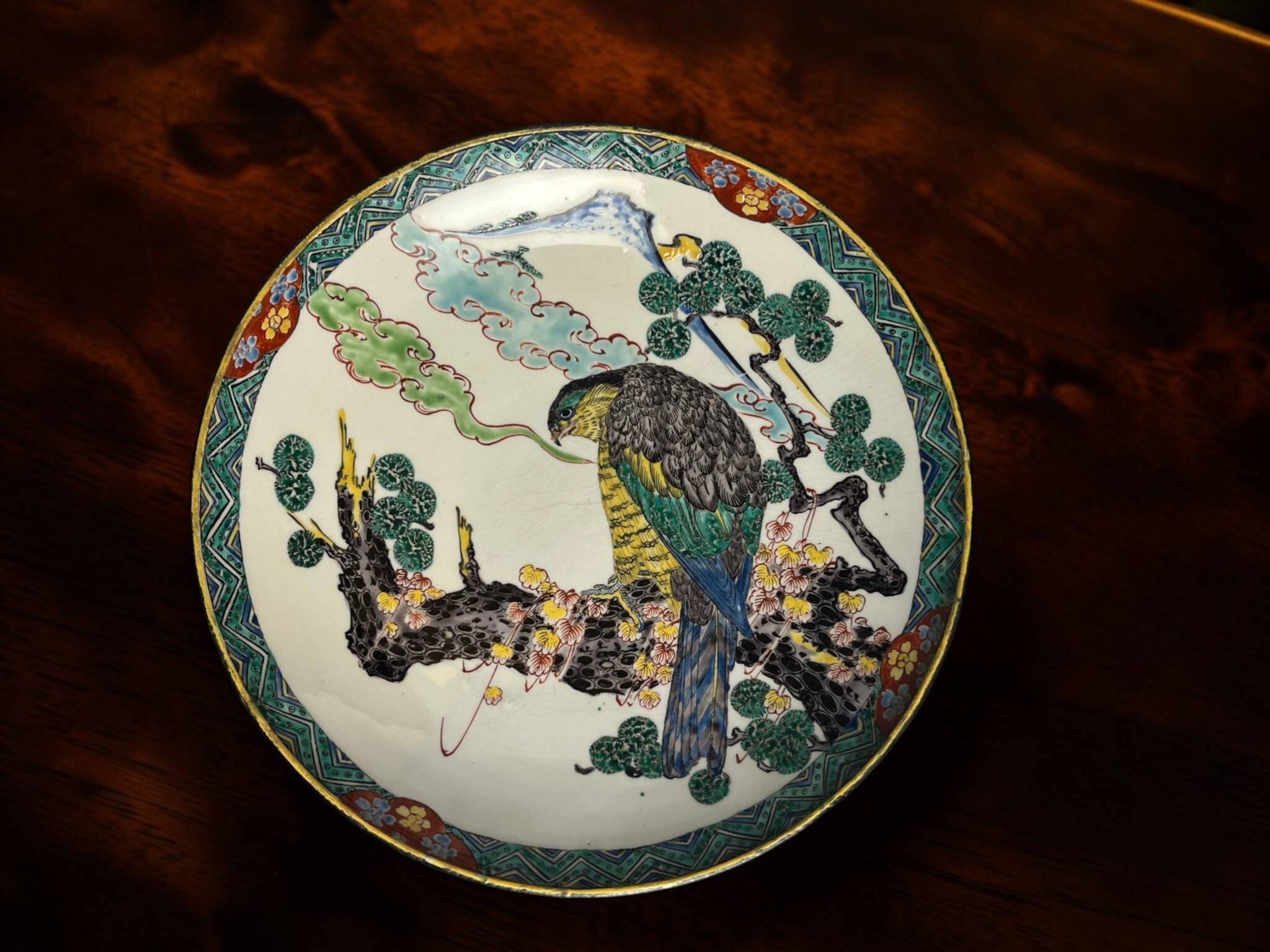 Japan, porcelain plate from Kutani with bird of prey decoration, 19th century.
