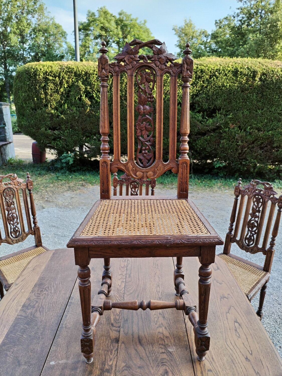 Table en bois massif de hêtre avec 5 chaises bois et cannage .