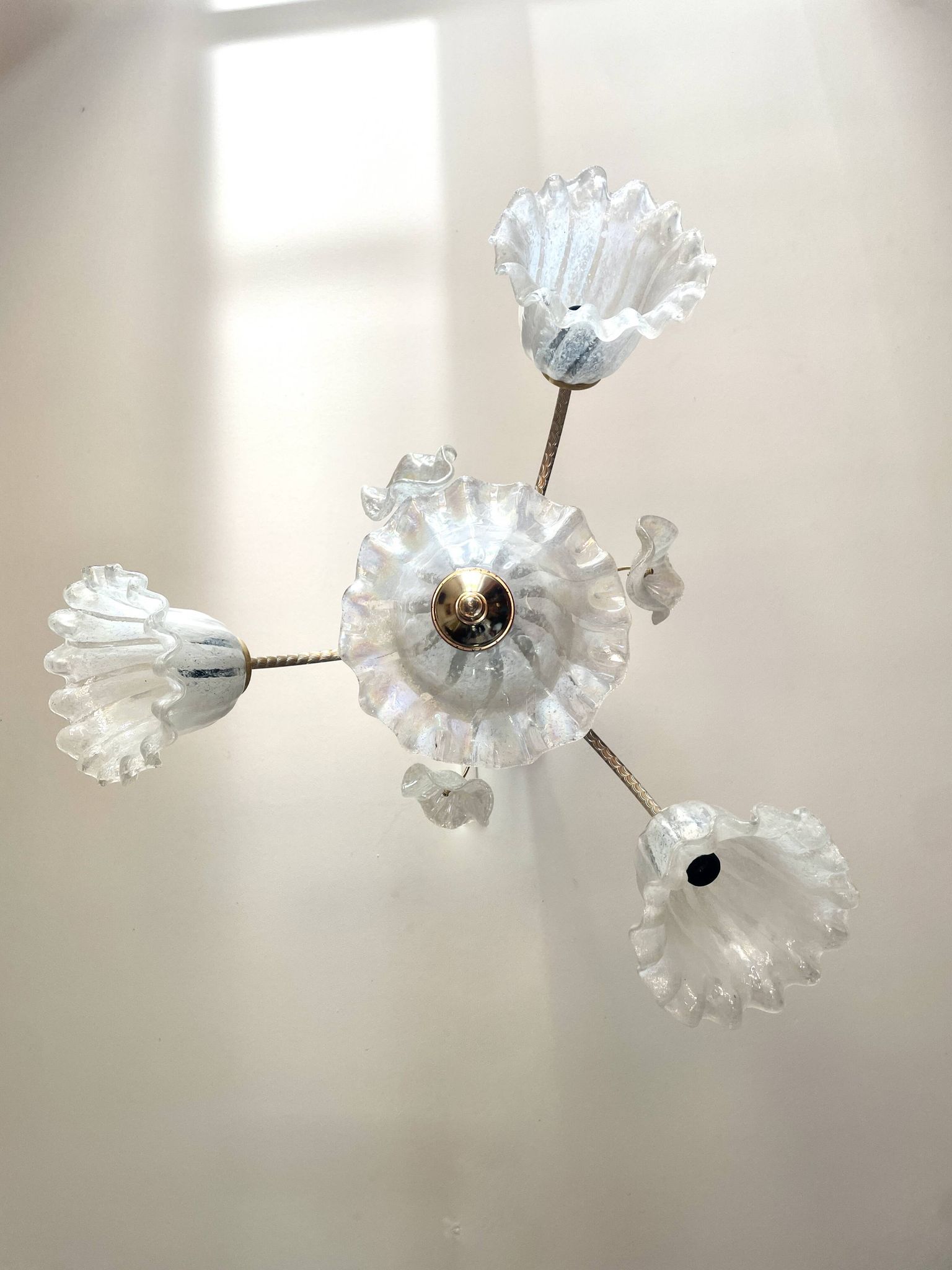 Murano chandelier with 3 iridescent flowers, 1980.