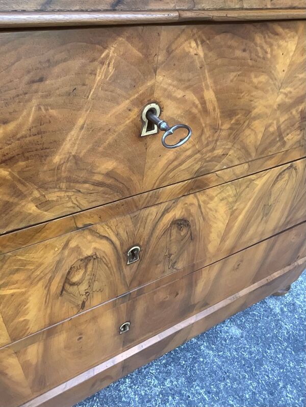 Commode Louis-Philippe en ronce de noyer avec marbre rosé – XIXe siècle