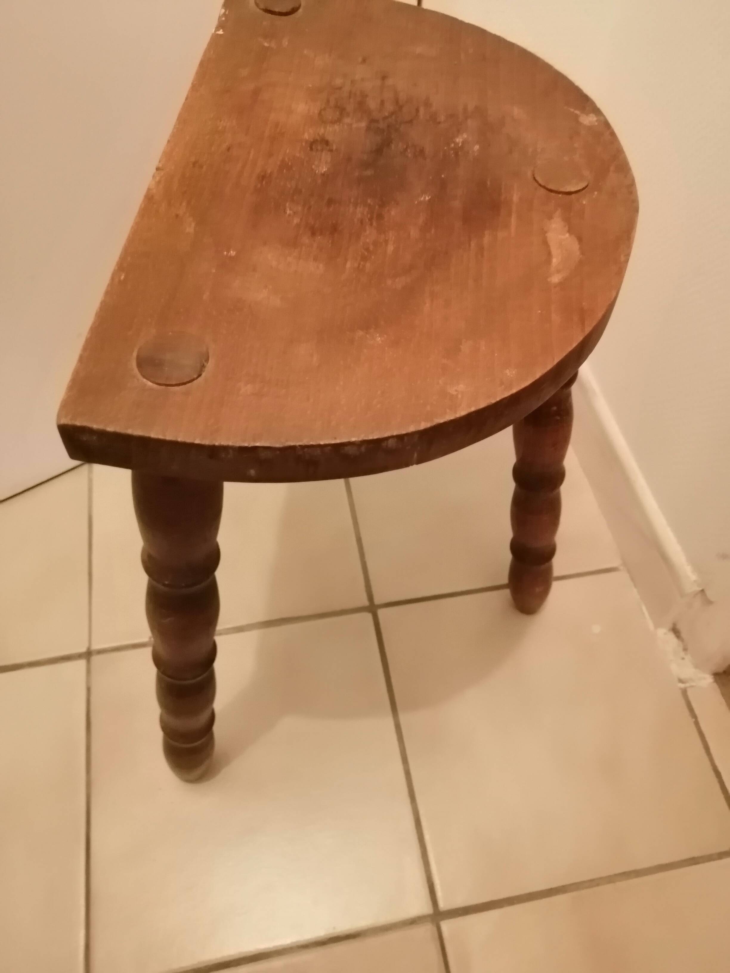 Tabouret tripode demi lune en bois massif