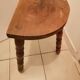 Tabouret tripode demi lune en bois massif