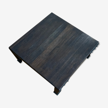 Table basse industrielle en métal riveté
