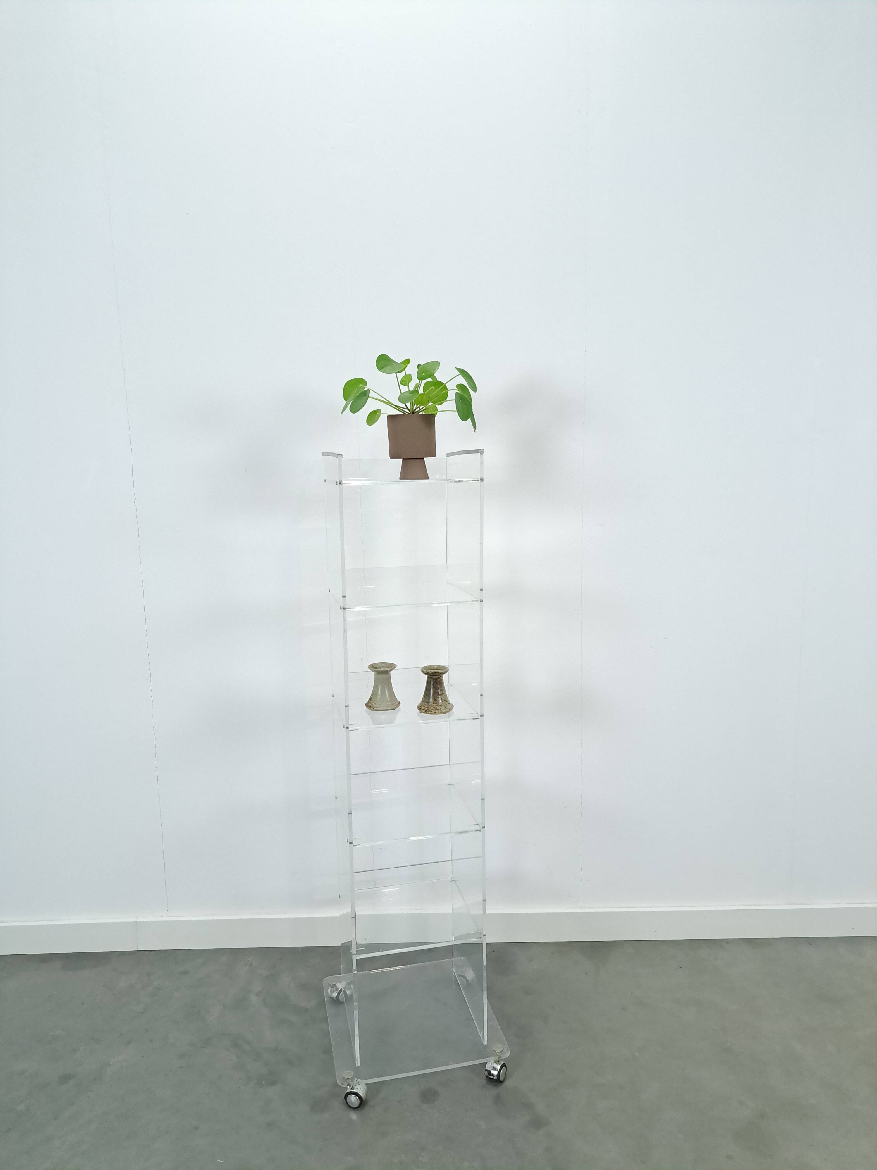 Armoire de rangement en plexiglas sur roulettes