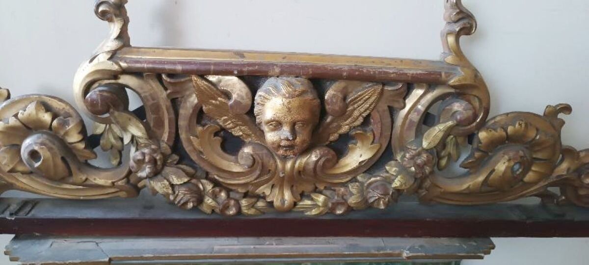 Fronton ancien en bois doré et sculpté du XIXe siècle