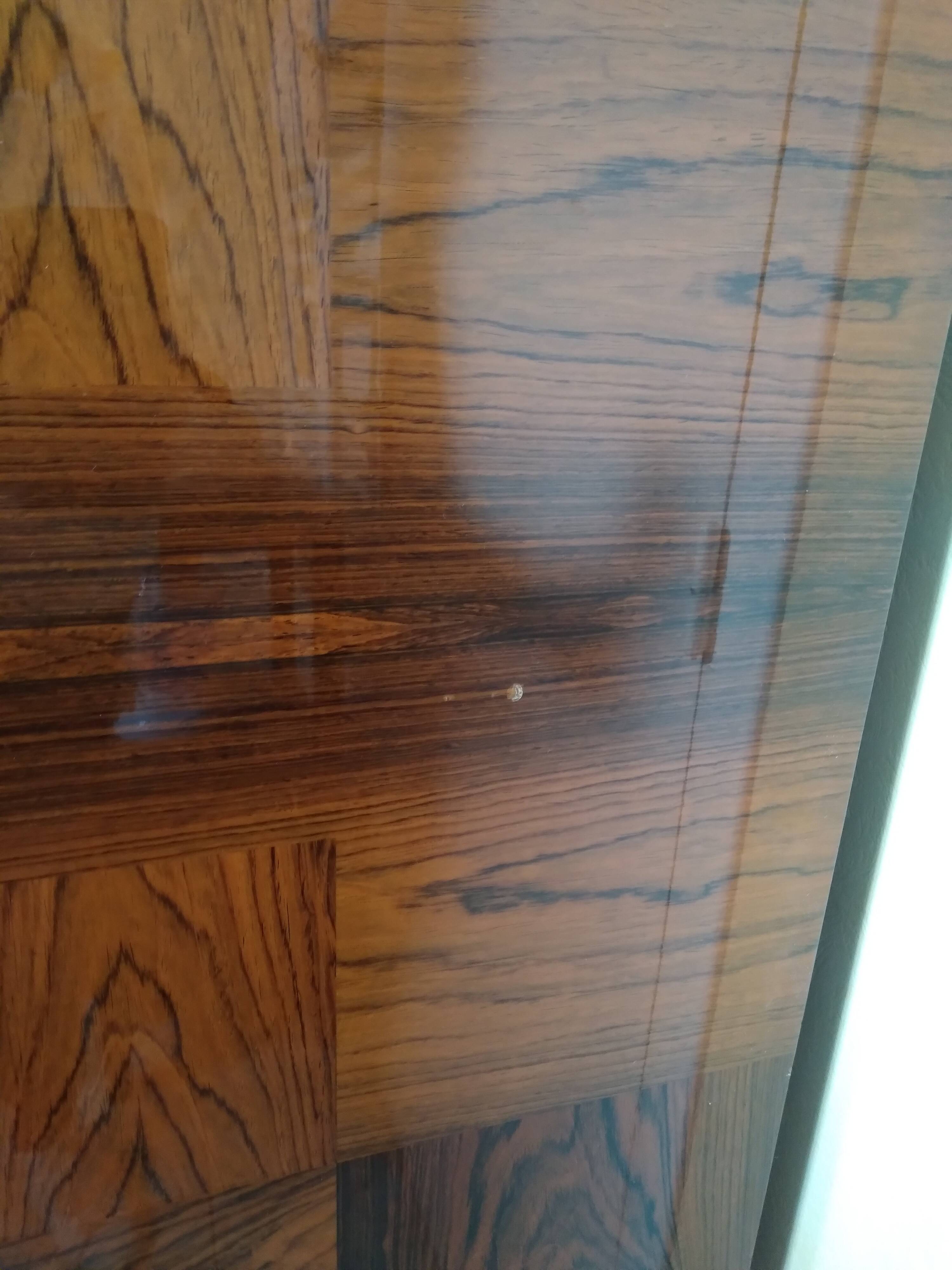 Armoire en bois palissandre laquée marqueterie