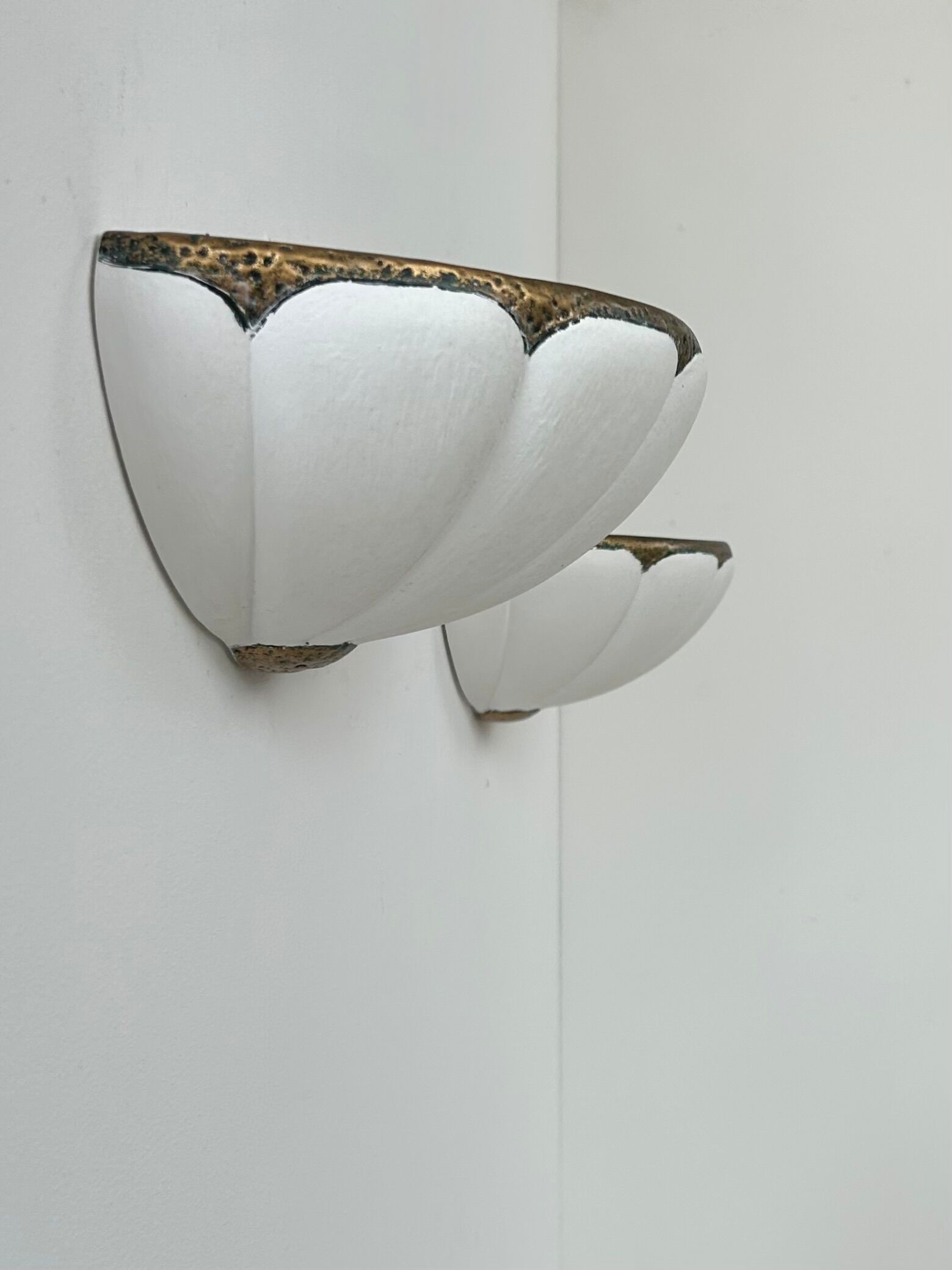 Vintage shell wall light, matte white plaster and gold, France, 1970.
