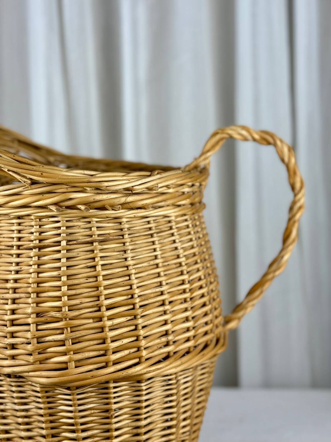 Panier en osier en forme de carafe aiguière