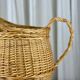 Panier en osier en forme de carafe aiguière