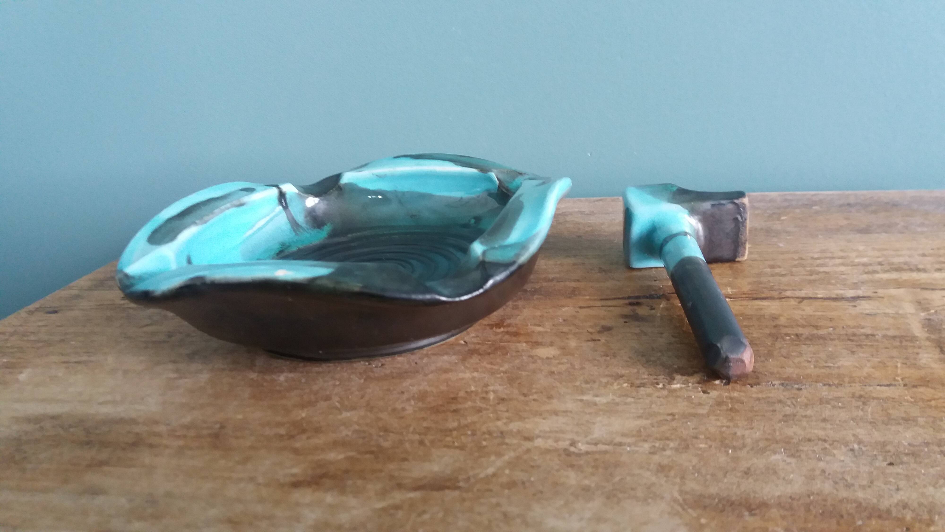 Ashtray signed by André Chaudemanche at Mezeray in Malicorne clay.