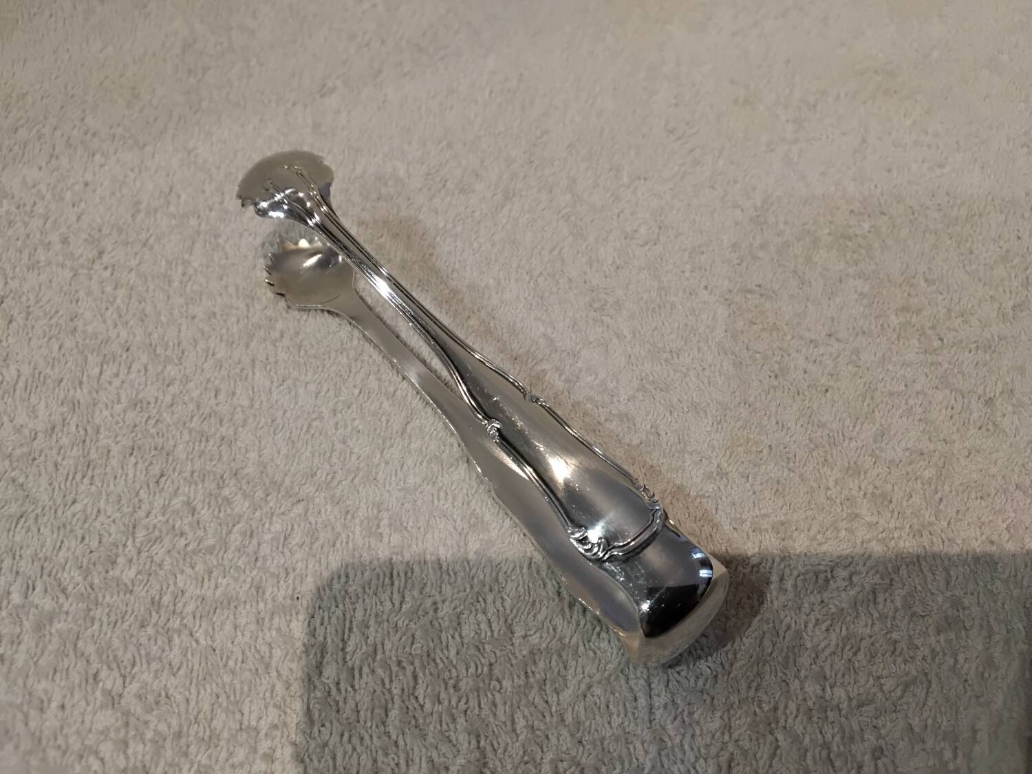 Silver-plated metal sugar tongs by silversmith Ercuis Valencay, 13.3cm