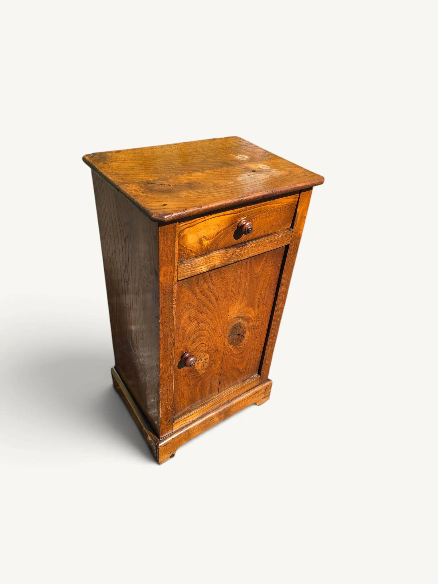 Meuble de chevet rustique ancien en bois massif