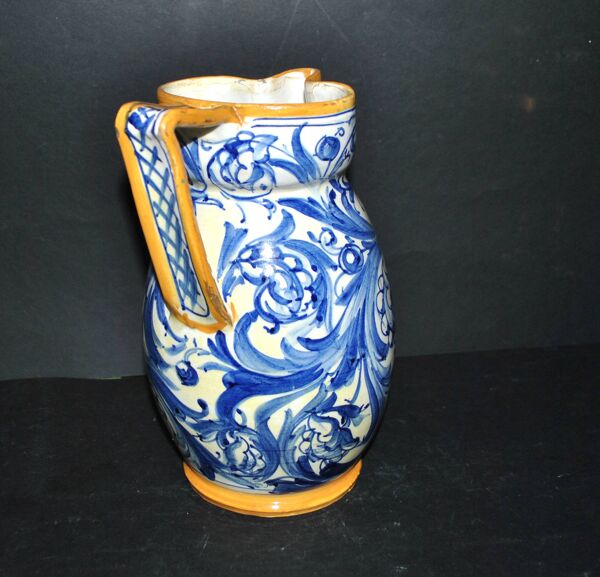 Grand pichet en céramique italienne barbotine majolique décor bleu et jaune