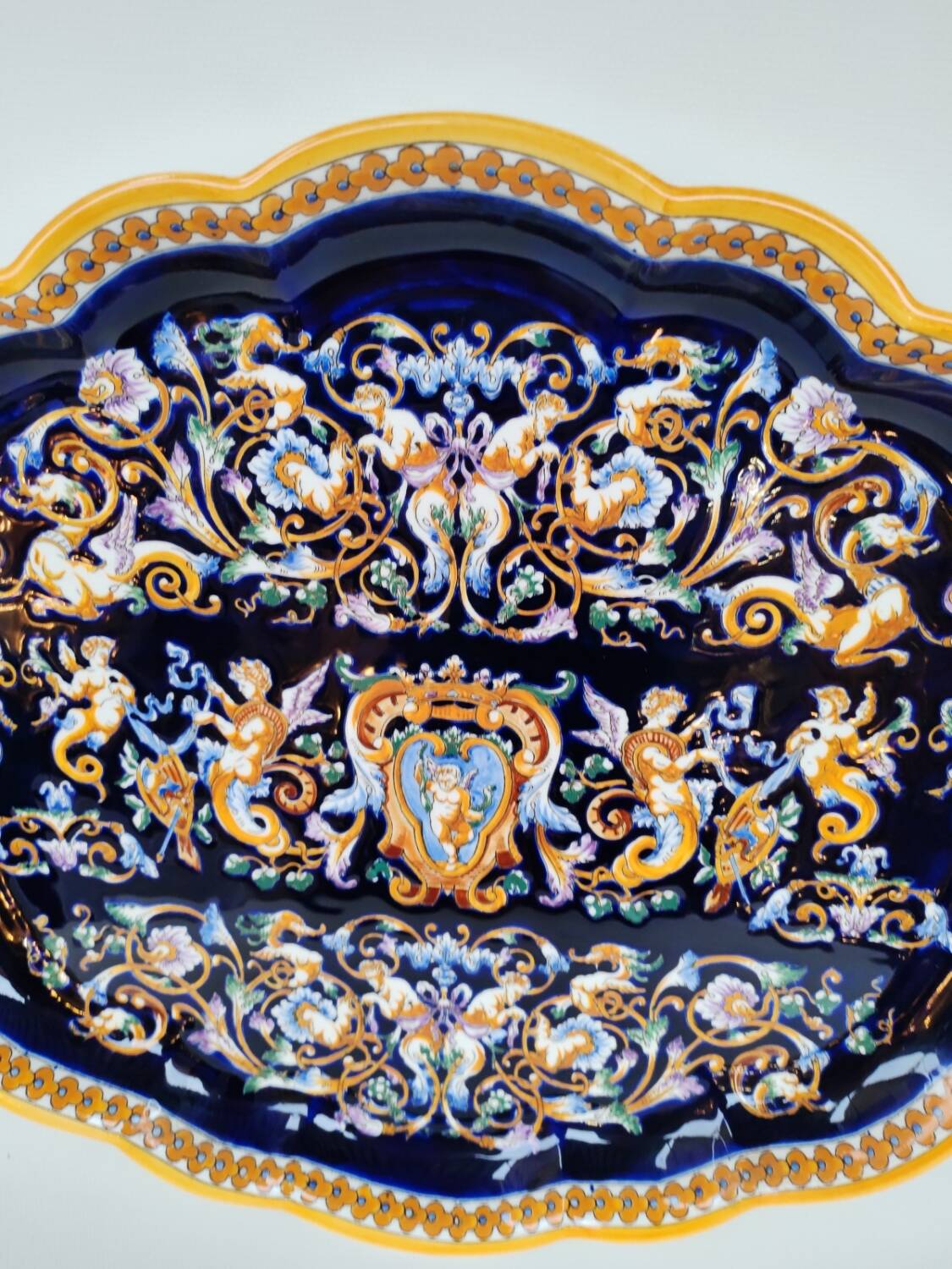 Large ceramic platter from Gien, Renaissance model, 20th century.