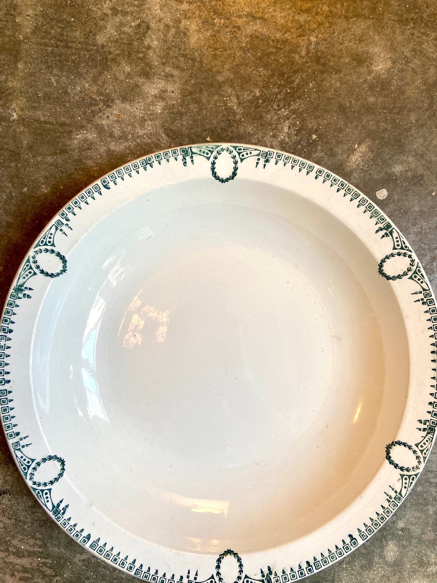 Round and hollow dish St Amand & Hamage in white and blue iron earth