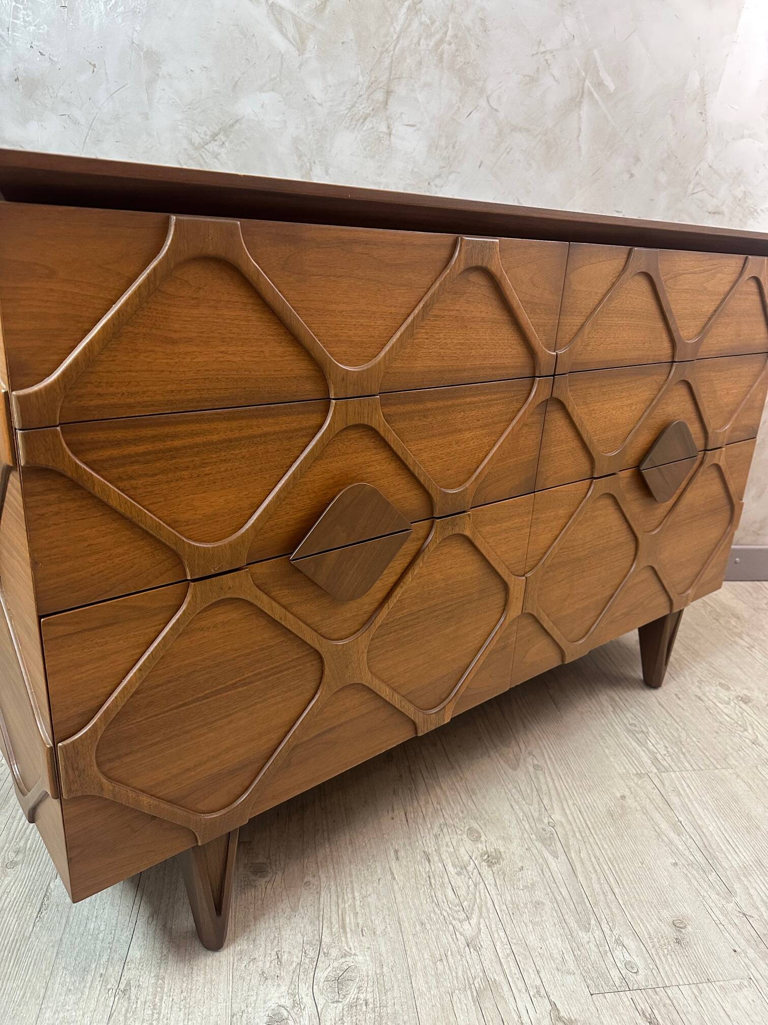 Contemporary chest of drawers