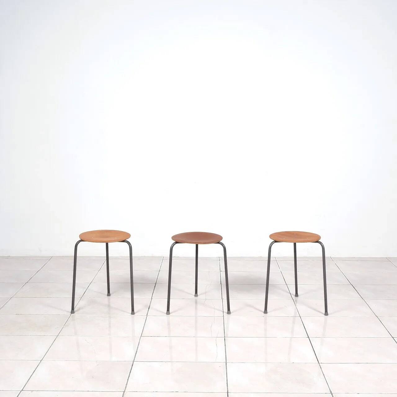 Stackable 3-legged stools in teak / metal