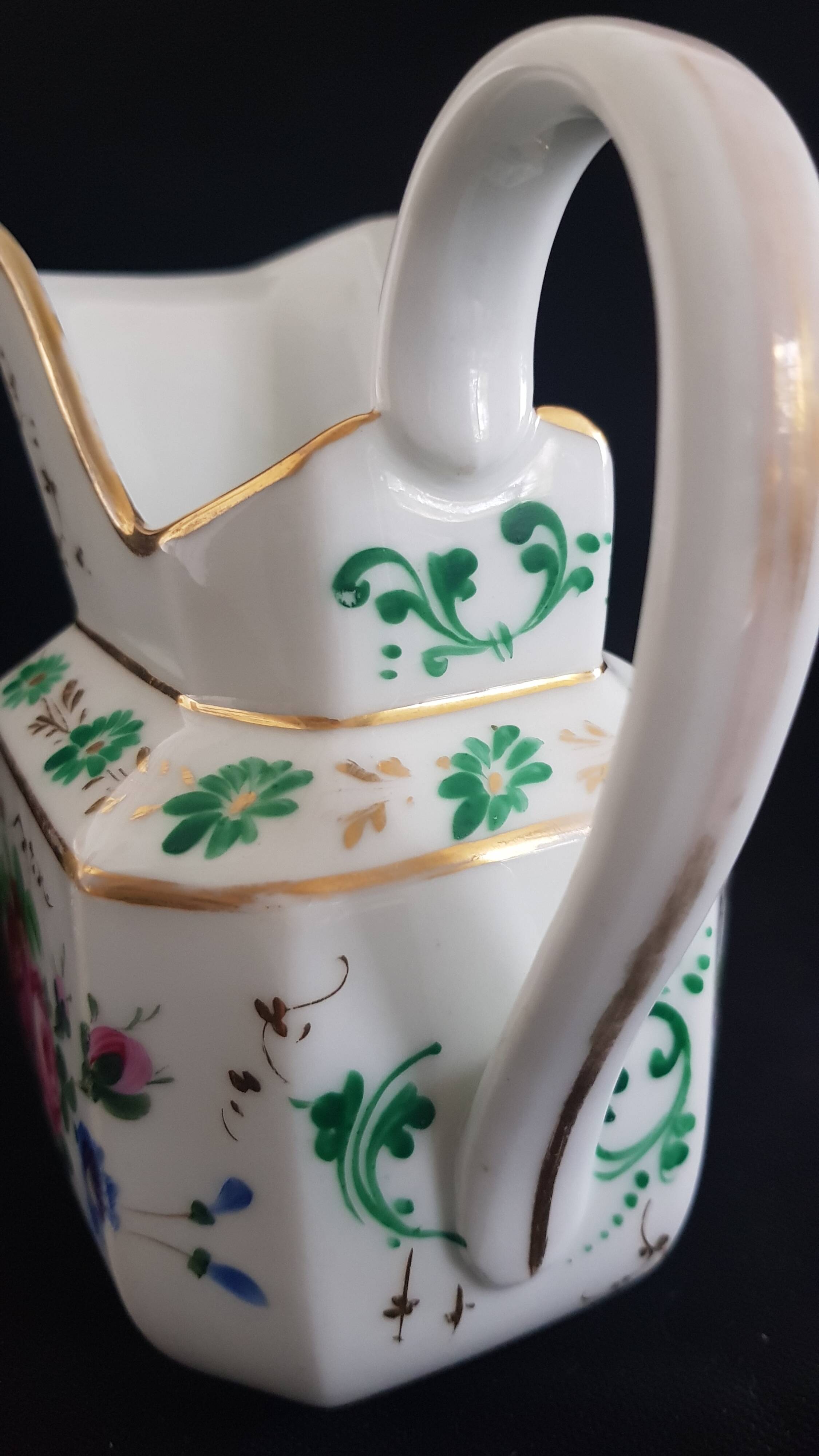Large octagonal milk jug porcelain from Paris "Old Paris", mid-19th century.