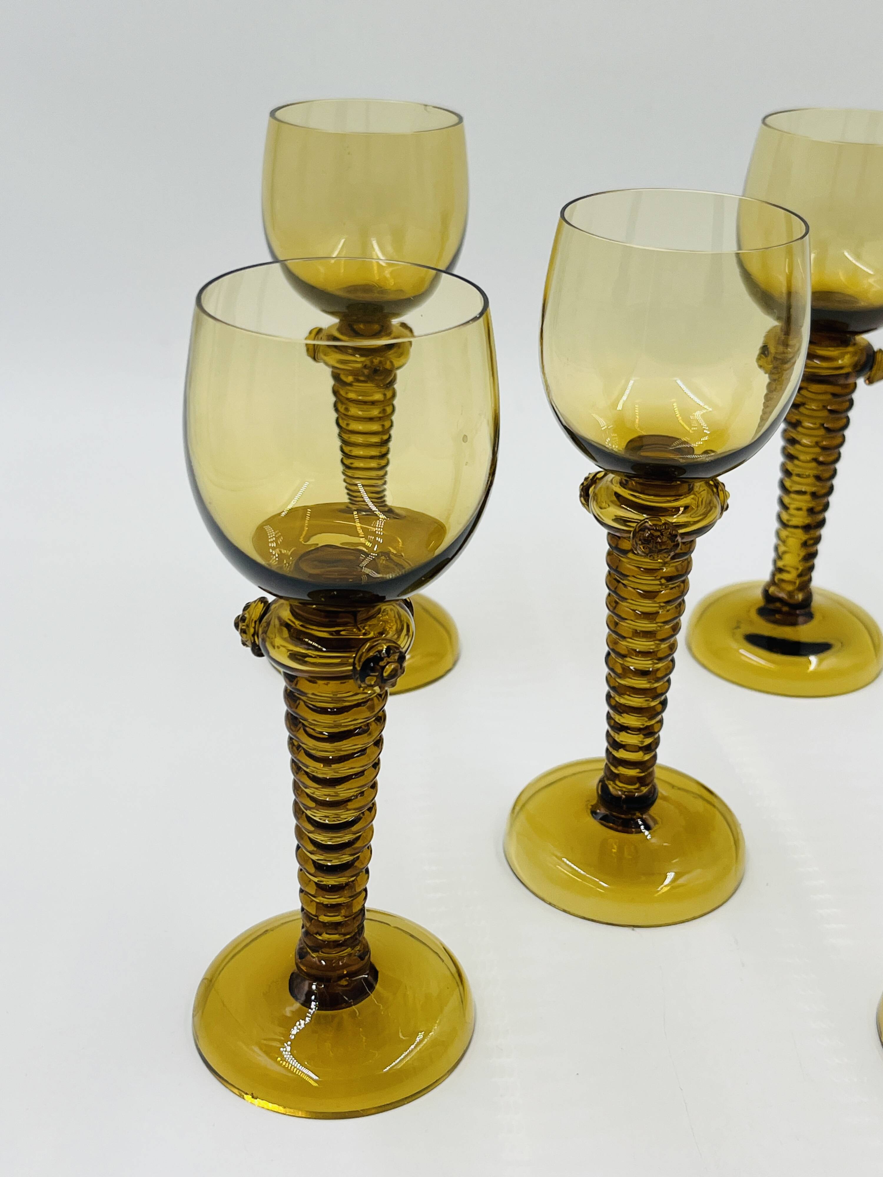 Lot de 5 verres à vin Roemer ambrés