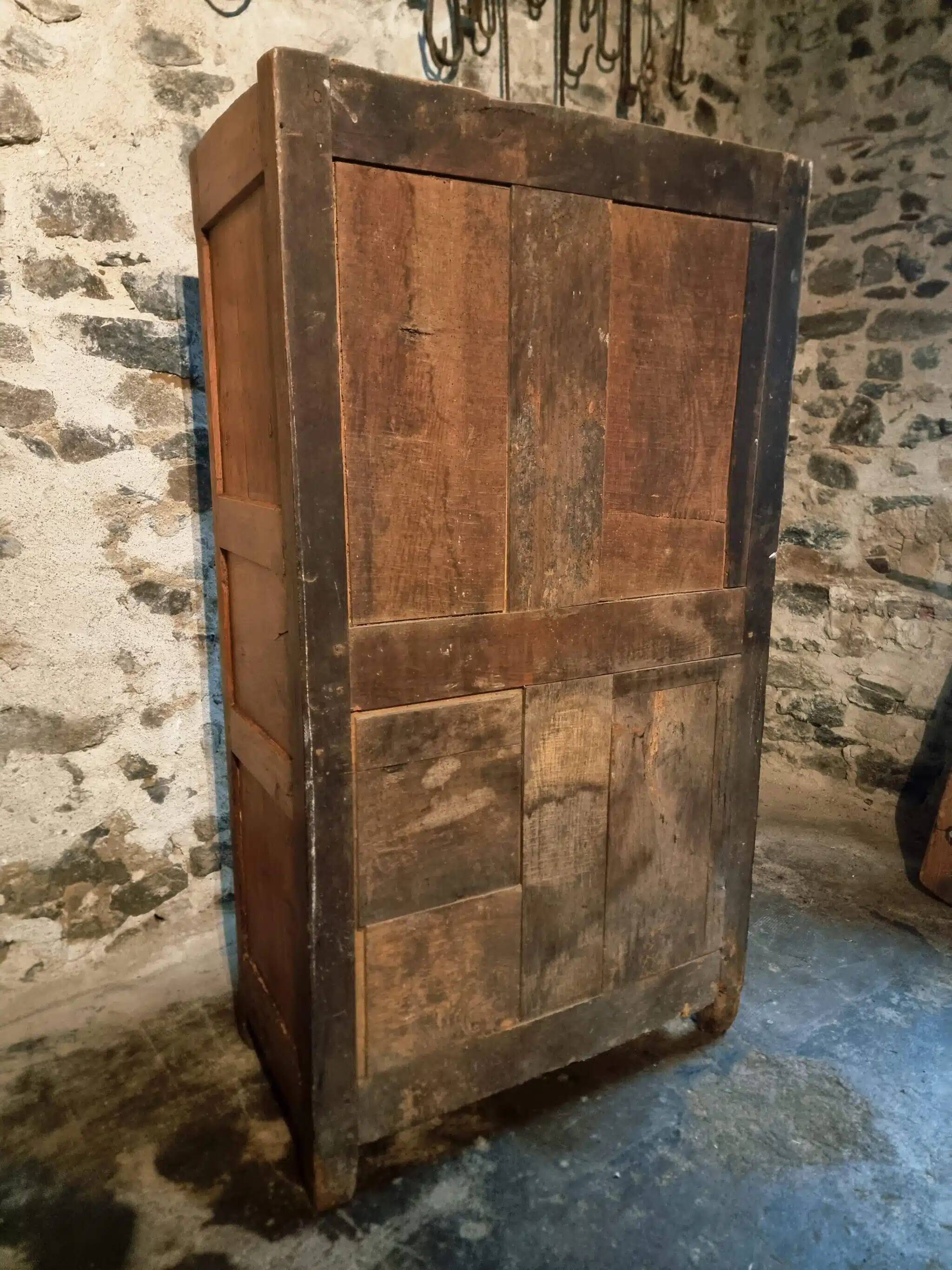 Armoire ancienne française en châtaignier – XVIIIe siècle