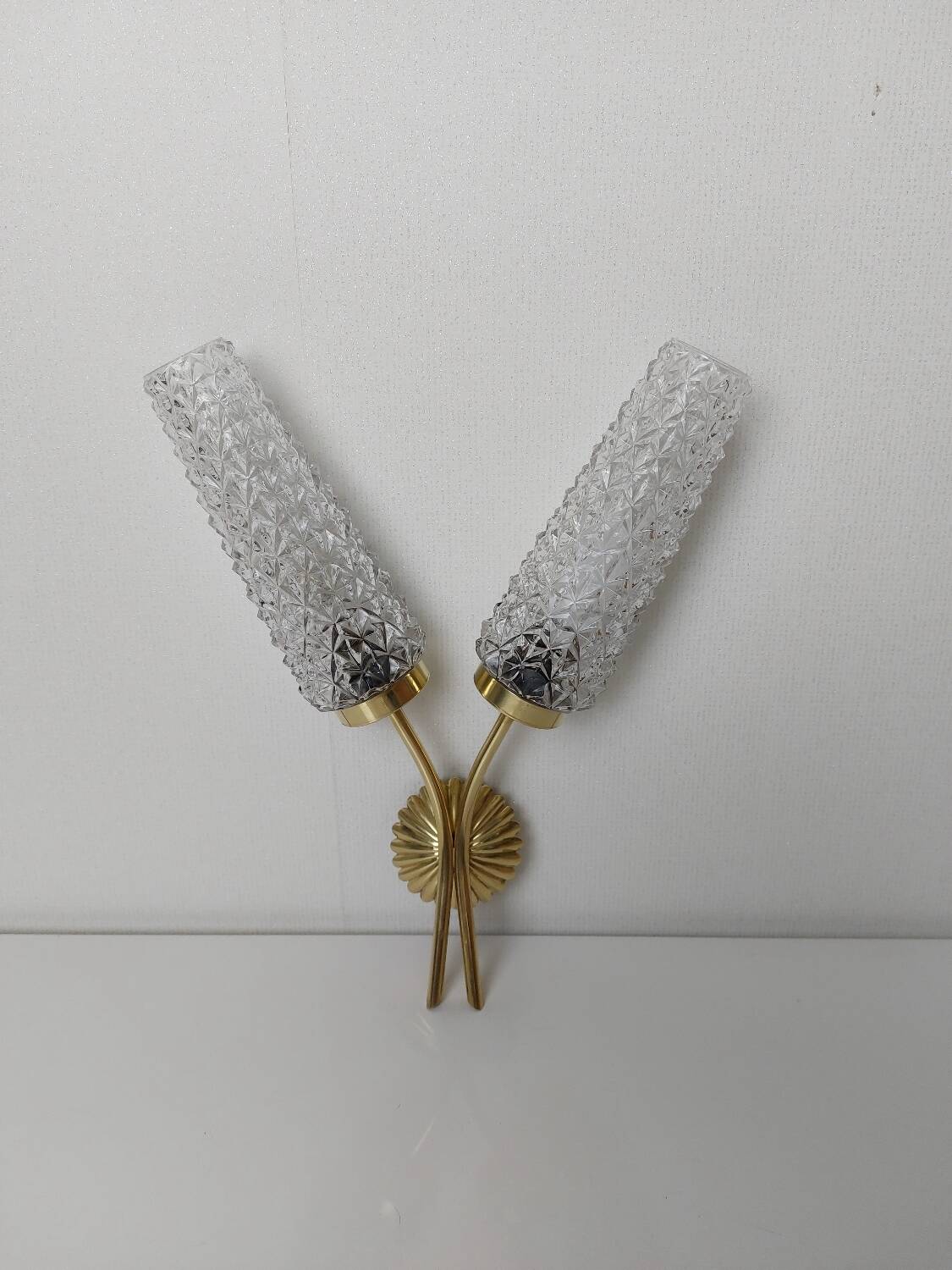 Gold wall light with diamond tips