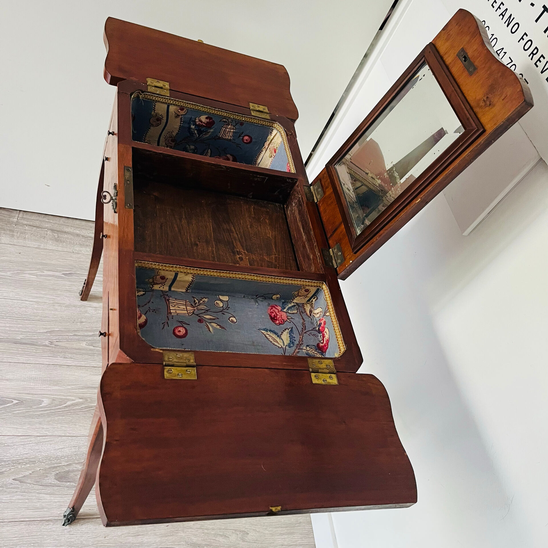 coiffeuse (ou table d'accouchée / poudreuse) de style Louis XV.