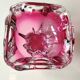 Cendrier. Forme florale organique. Rose canneberge. En verre d Art Moderne. Conçu par Jozef Hospodka