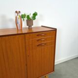 Teak kast met schuine poten en lades uit Zweden