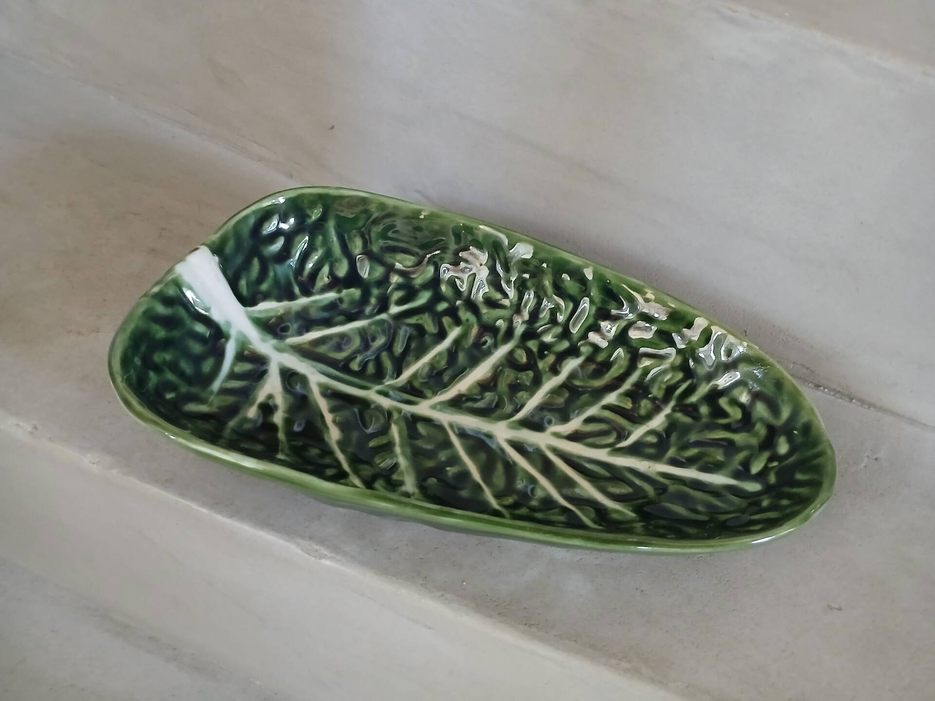 Plat creux en barbotine feuille de chou