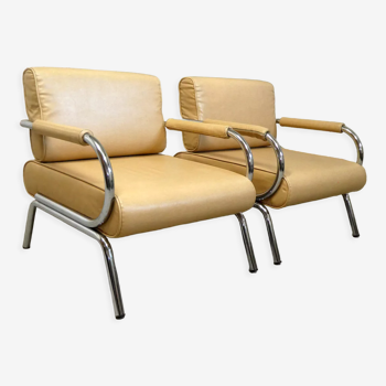 Paire de fauteuils en tube chromé et simili crème des années 70