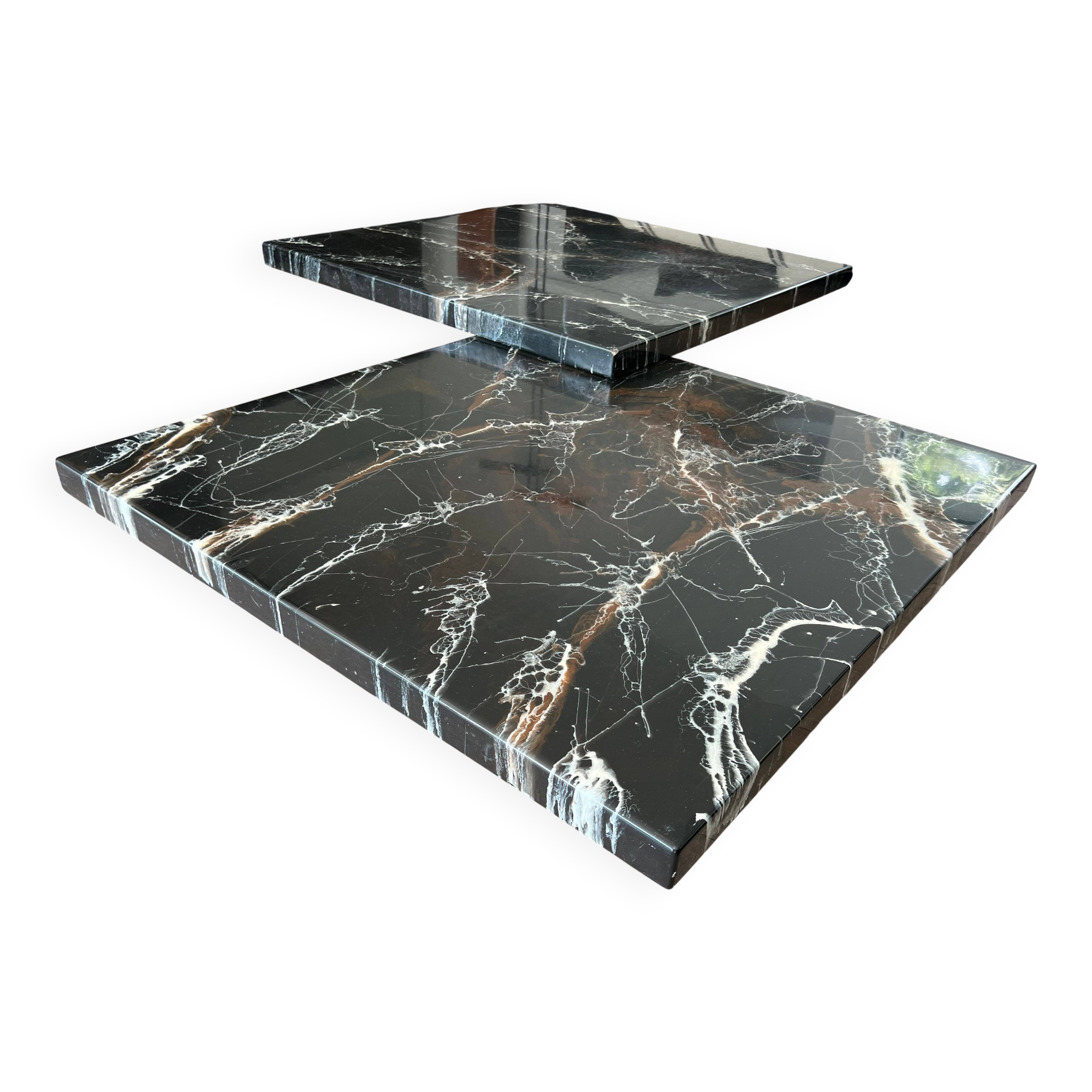 Table basse composée de deux tables design en faux marbre reposant sur piètements chromés de Willy Rizzo