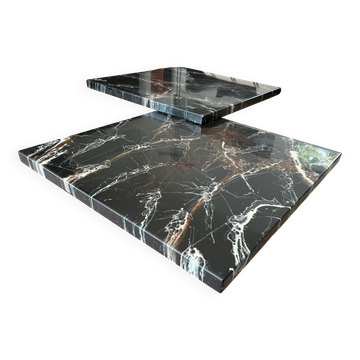 Table basse composée de deux tables design en faux marbre reposant sur piètements chromés de Willy Rizzo