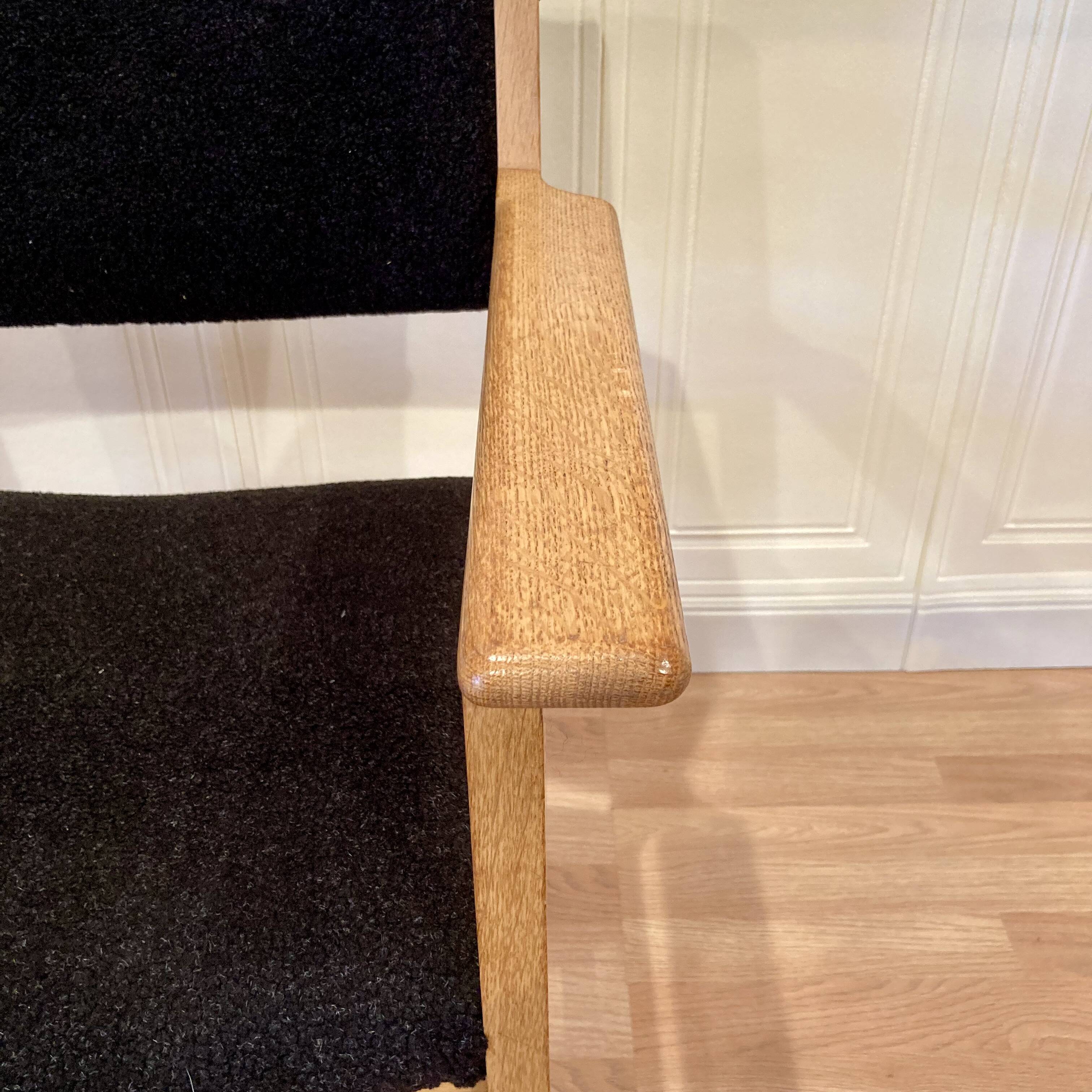 SUITE DE 4 FAUTEUILS ESTAMPILLE "HANS WEGNER" 1960.