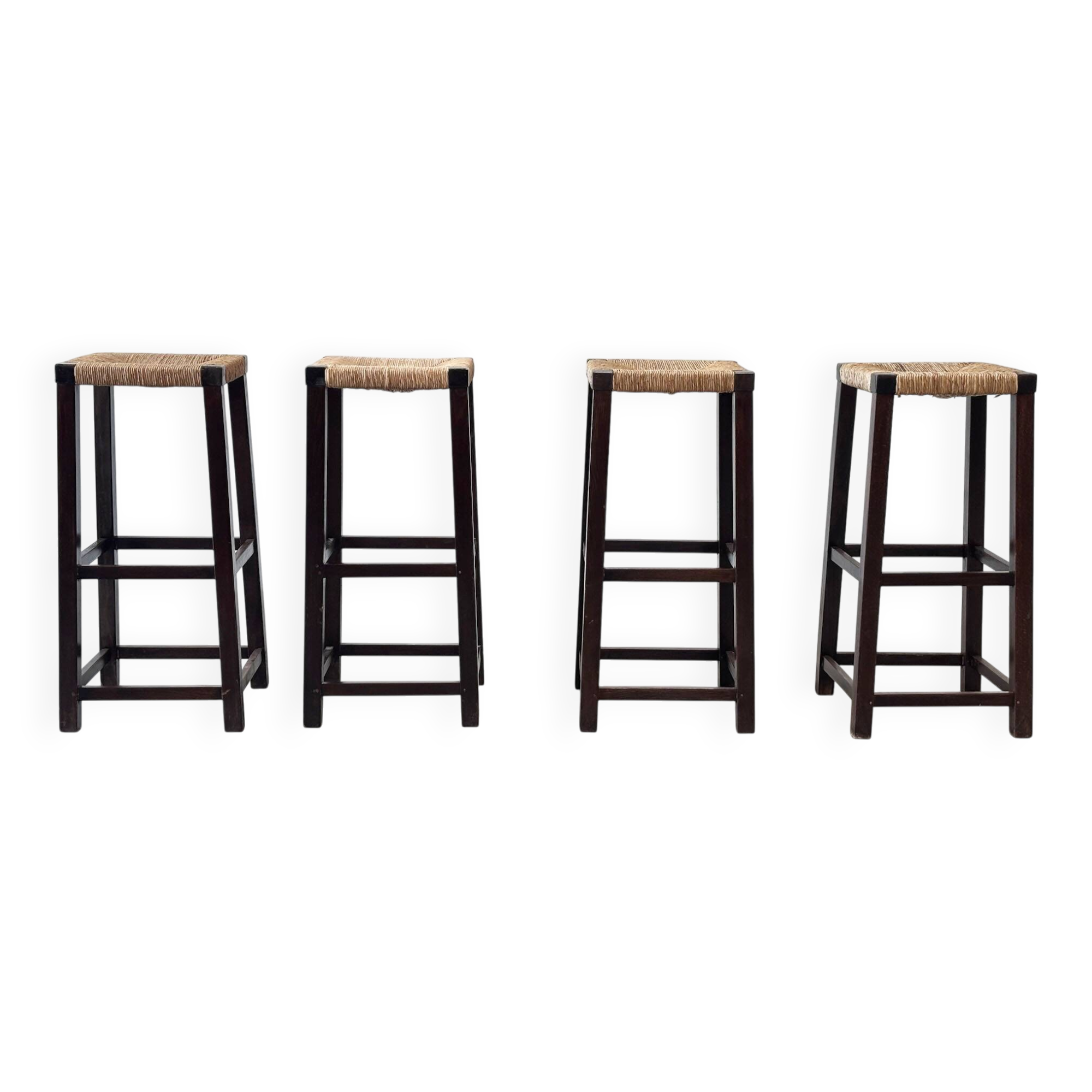 Ensemble de quatre tabourets de bar en rotin et bois.