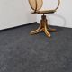 Chaise pivotante vintage en bois courbé.