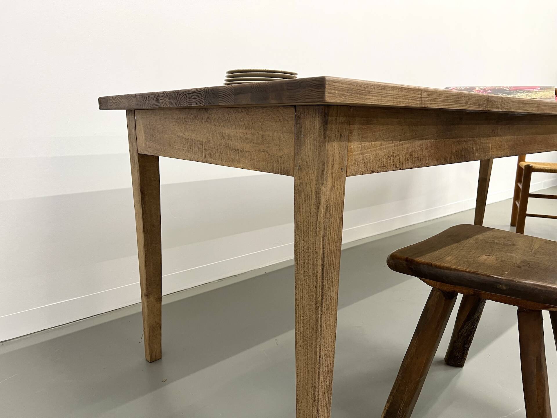 Farmhouse table with spindle legs in solid beech and ash