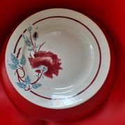 Plat rond Lunéville. Modéle Lyne. Motif grande rose rouge.