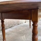 Ancienne table bistrot ovale en bois massif teinte claire  Dimensions 220 cm x 88 cm