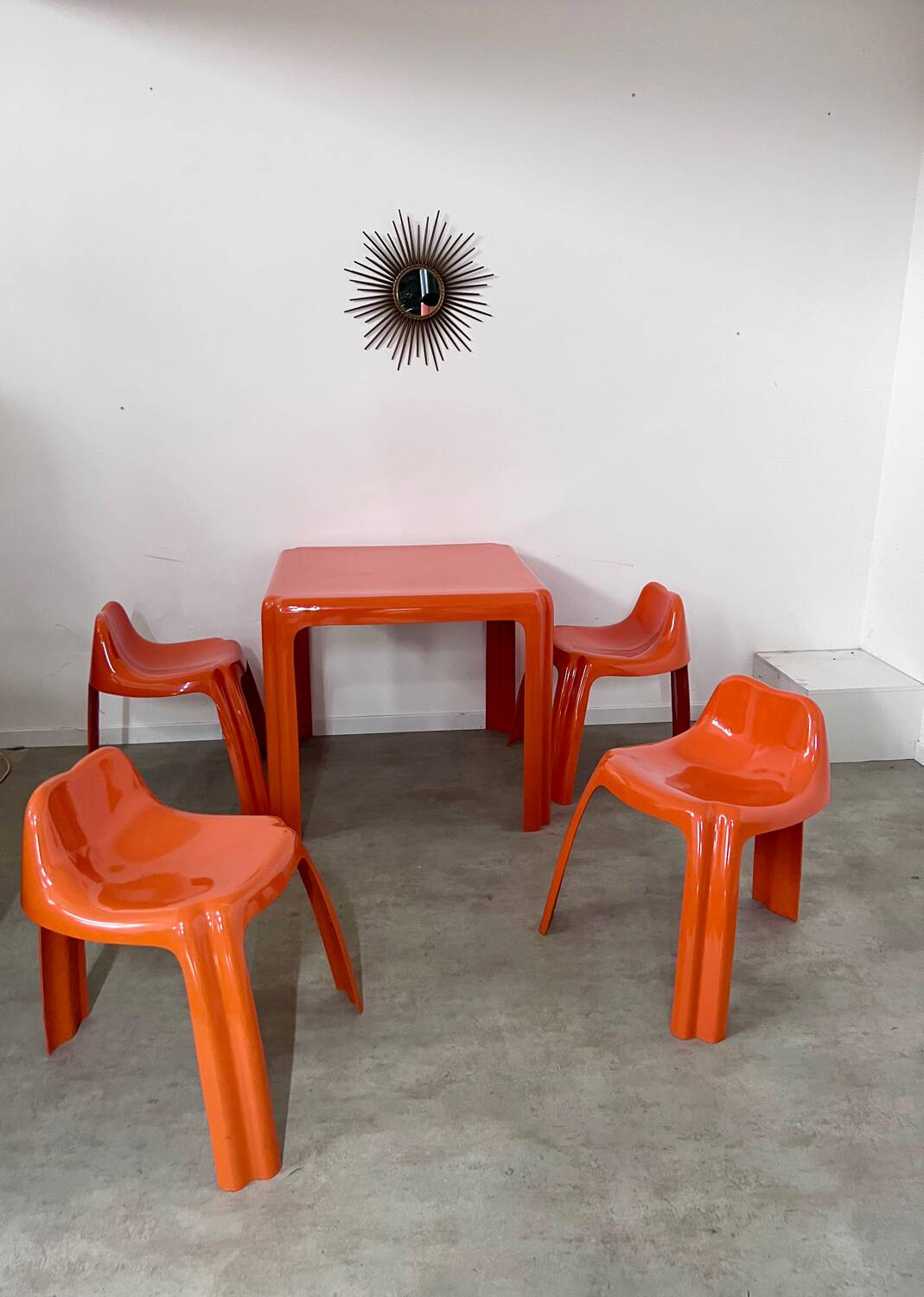 Table and 4 chairs in orange fiberglass design from the 70s Patrick Gingembre Paulus edition