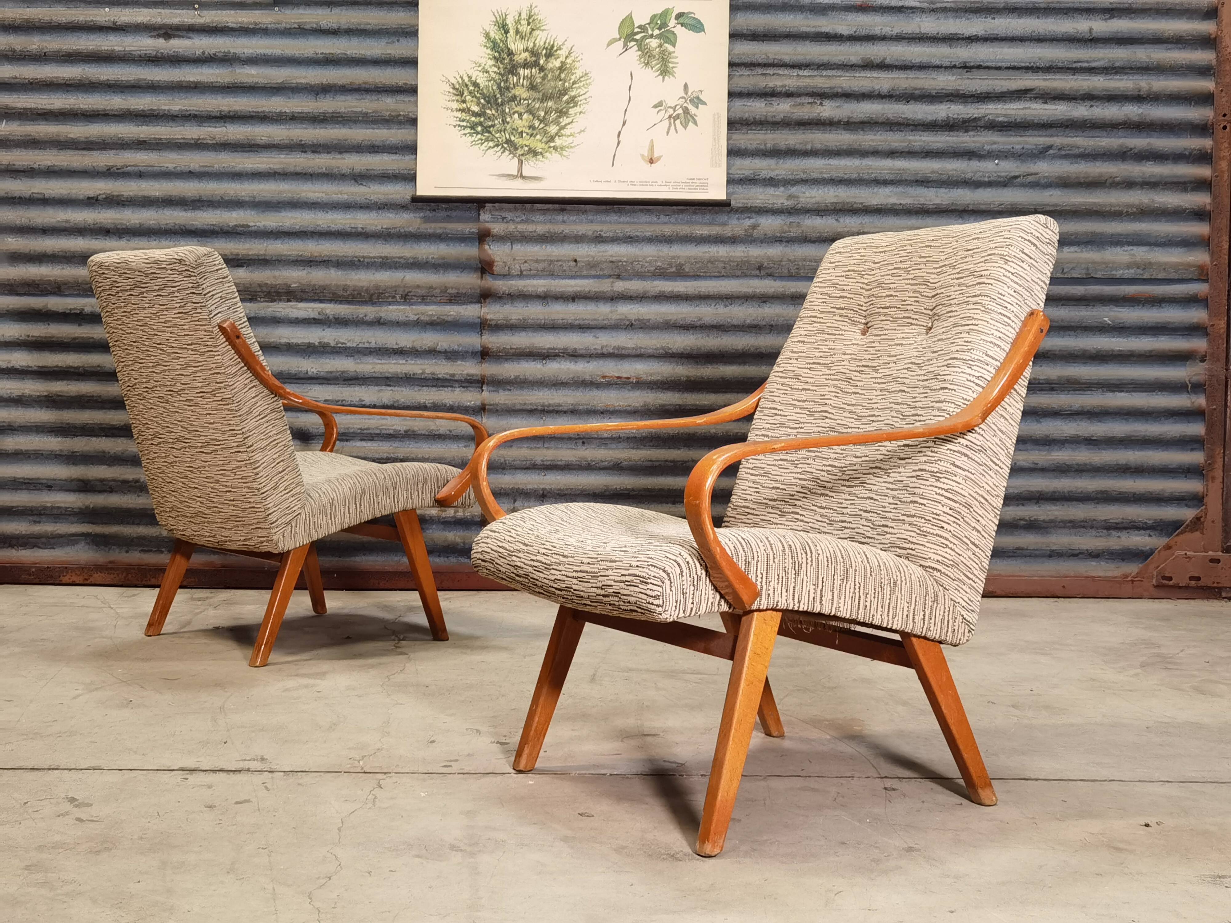 Paire de fauteuils 6953 de Jaroslav Smidek