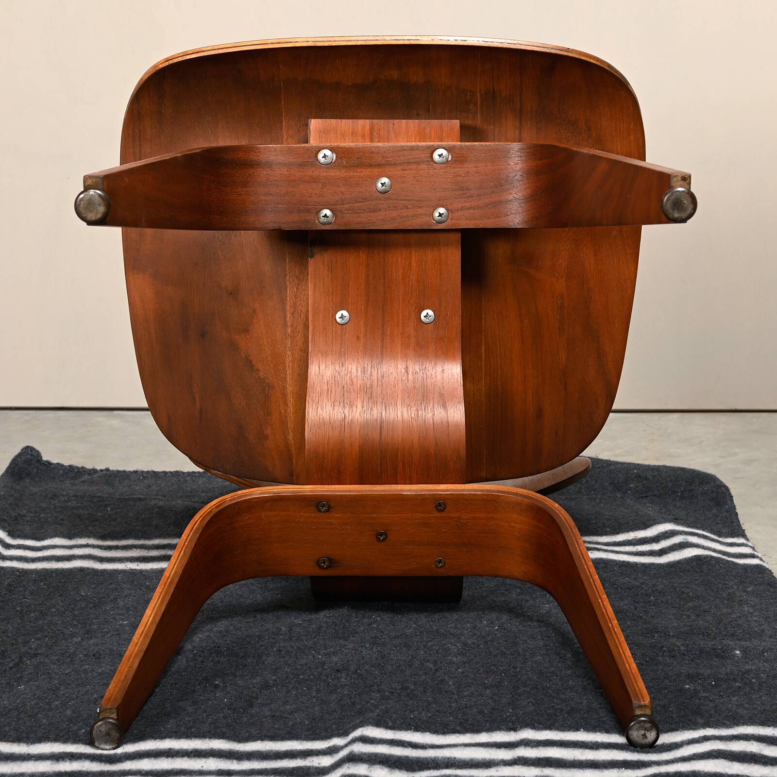 Chaise en contreplaqué de noyer DCW restaurée de Charles & Ray Eames, Herman Miller