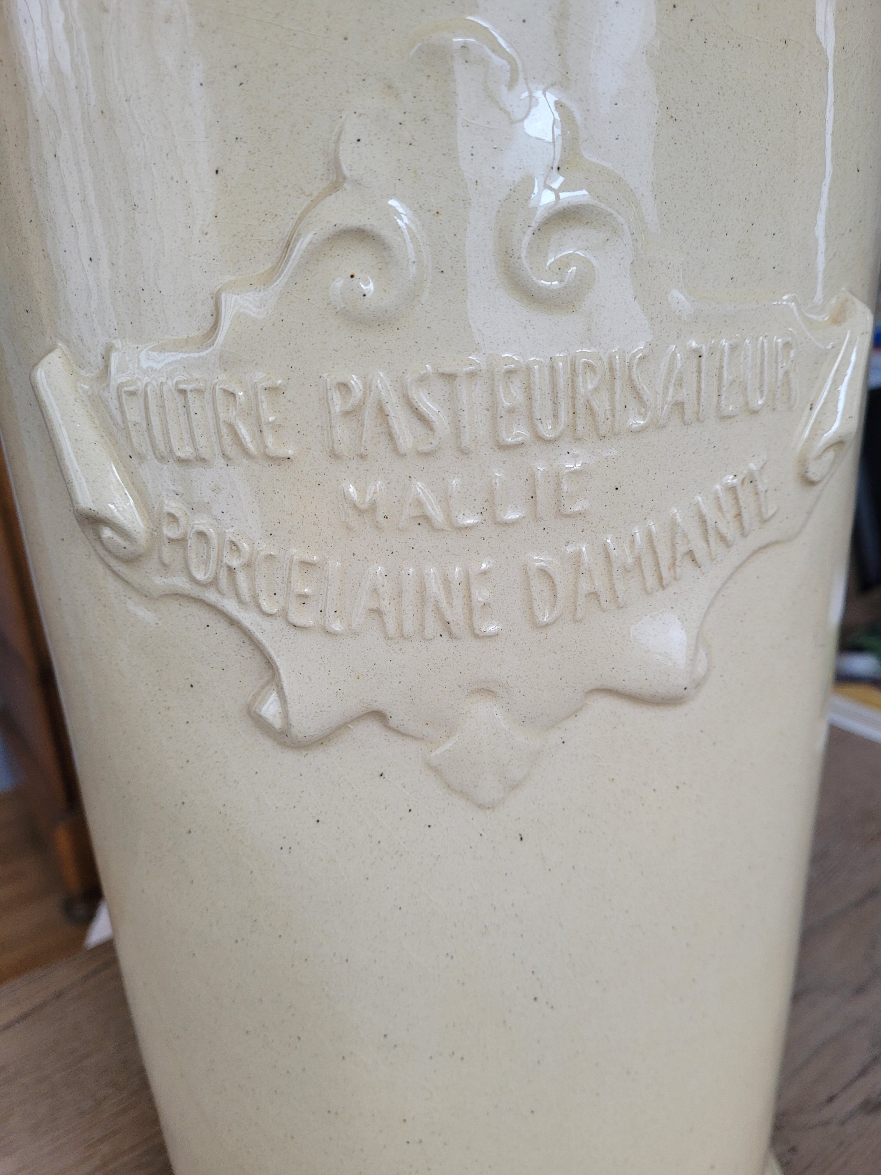 Umbrella door in glazed and vintage porcelain.