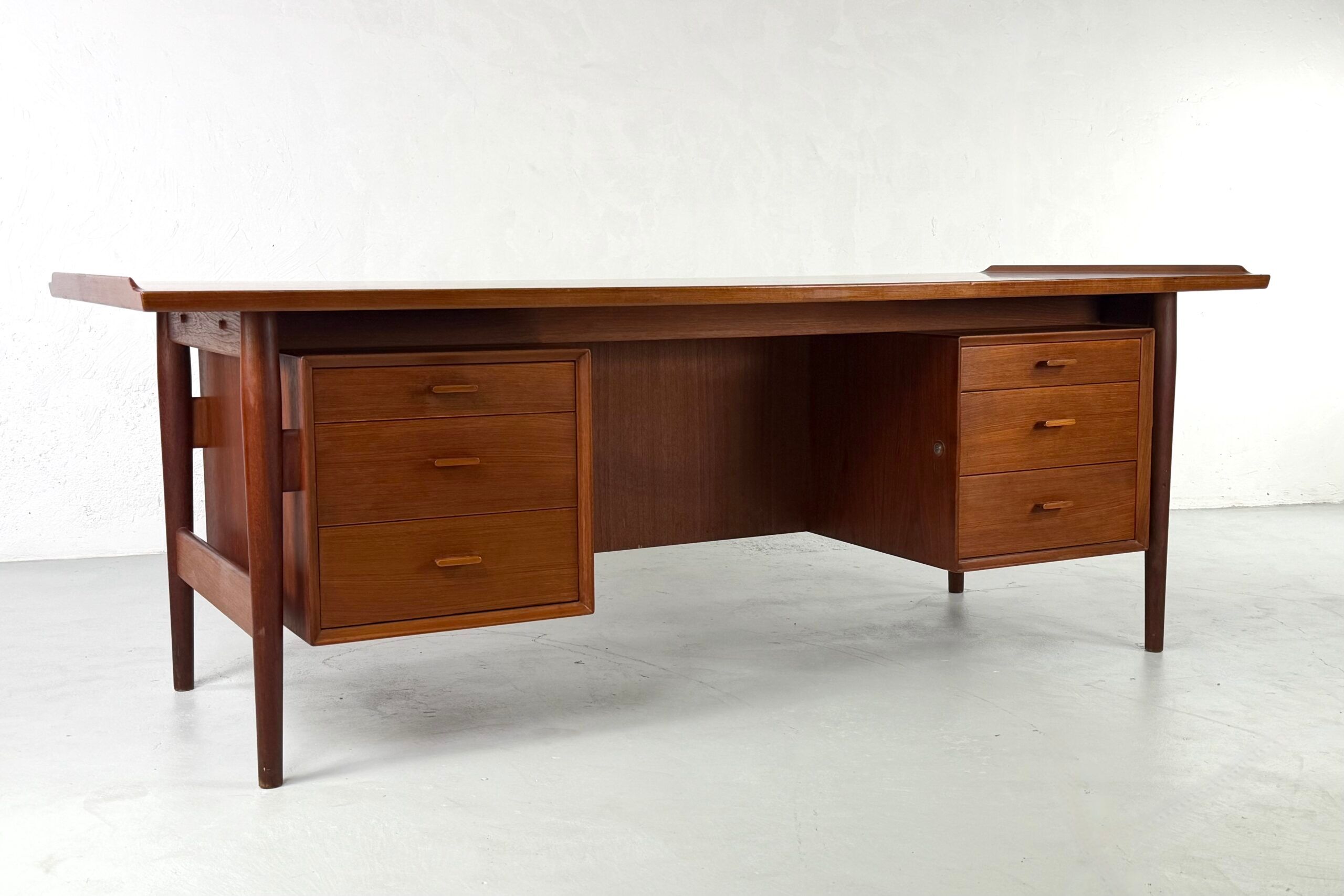 Director's desk model 207 by Arne Vodder for Sibast – 1960s