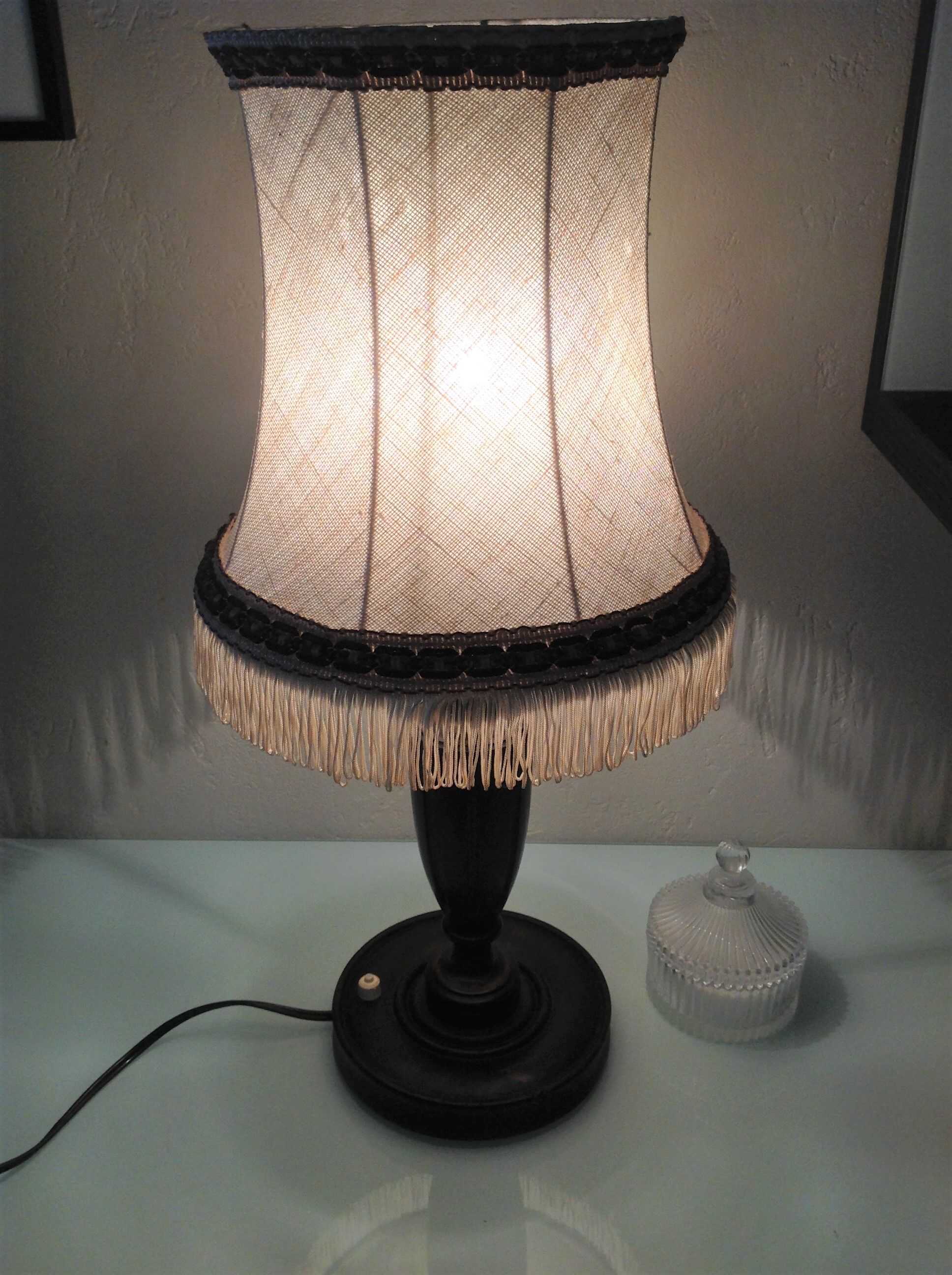 Lampe en bois tourné et abat en tissu beige style art déco / années 40-50