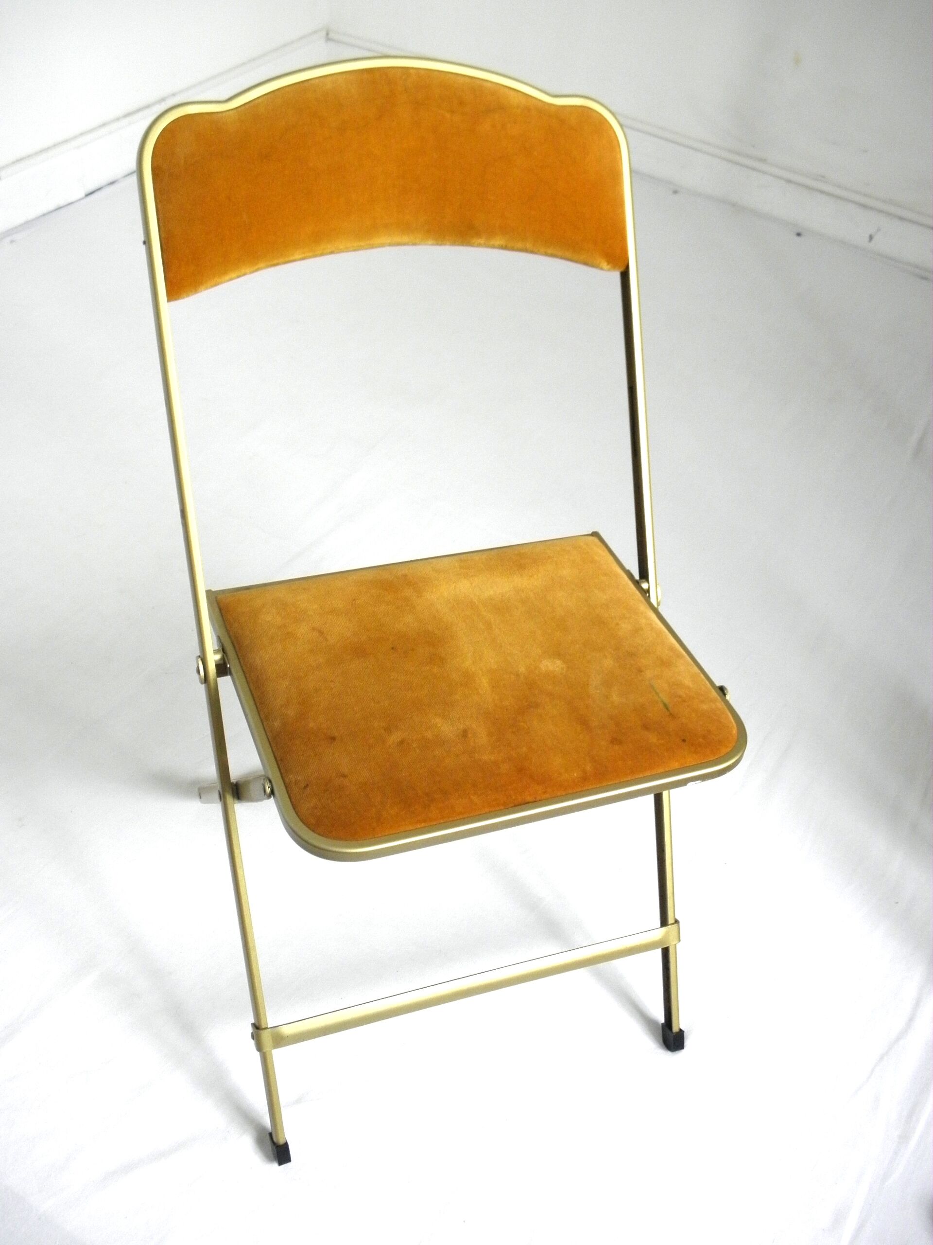 Chaise pliante en velours et métal doré