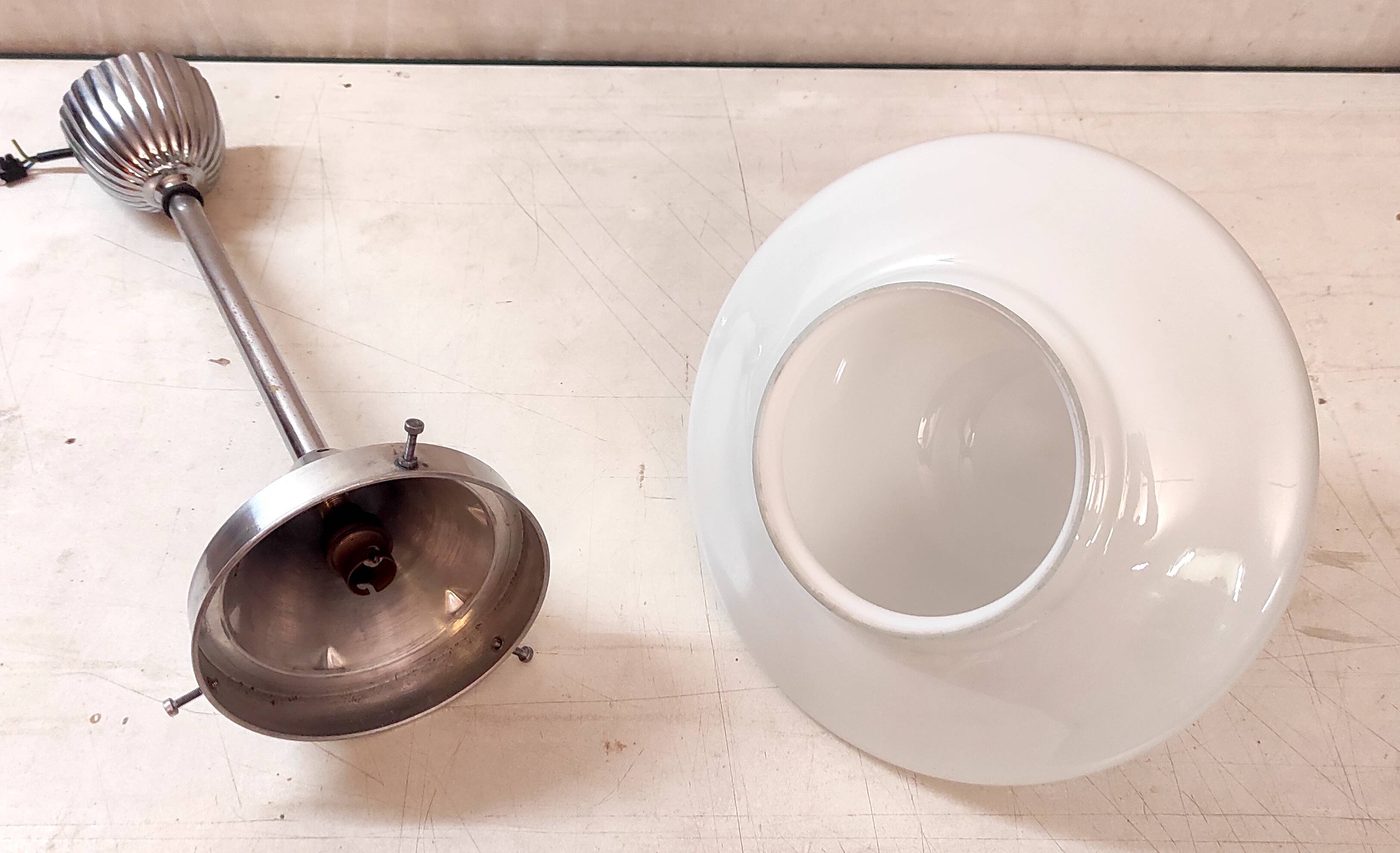 Suspension style Bauhaus métal chromé et globe opaline - années 20/30