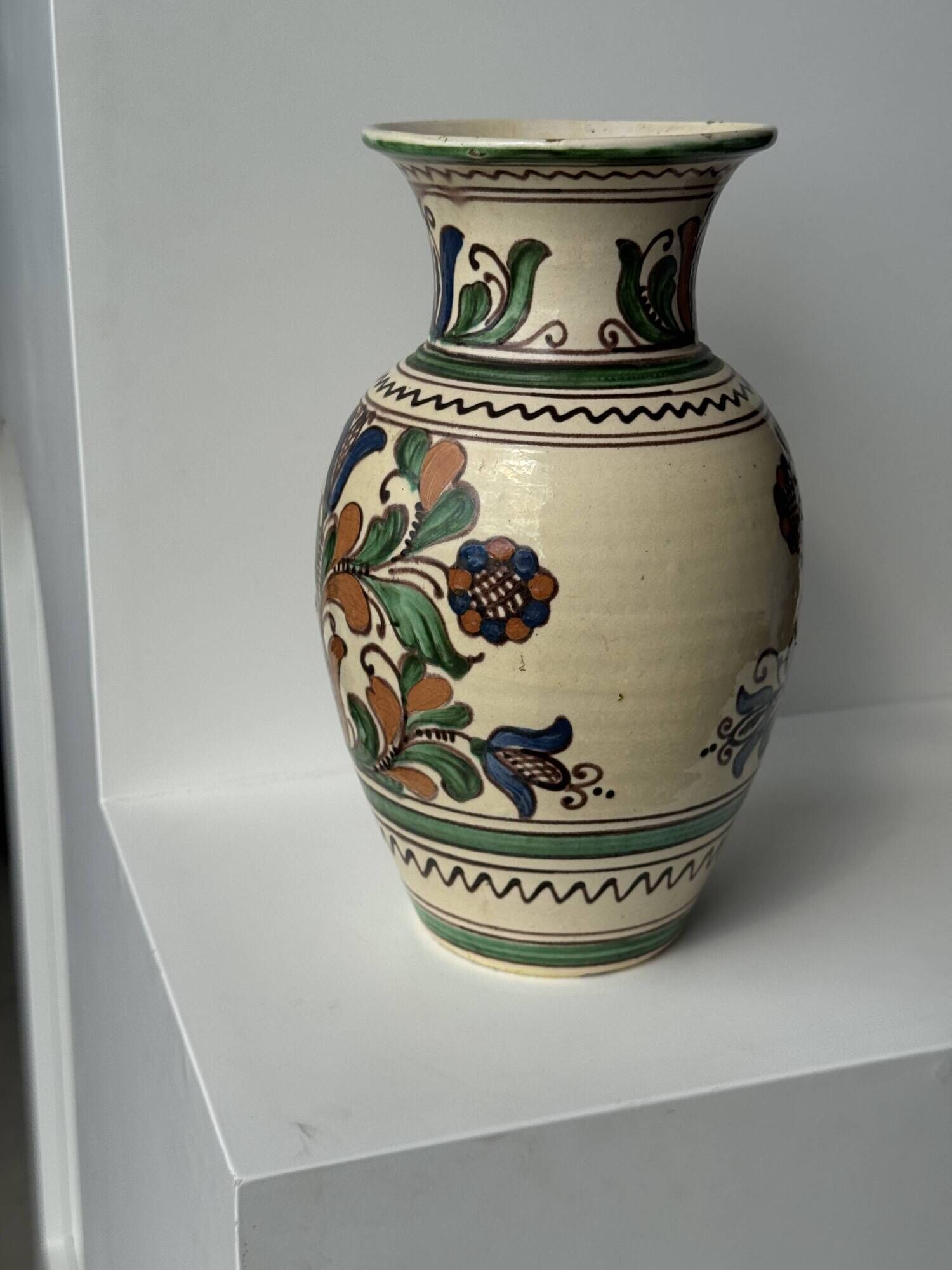 Large Provençal vase with beige background, green, blue and brown decoration of stylized plants