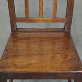 Chaise anglaise ancienne du XVIIIe siècle avec dossier fuselé et patine