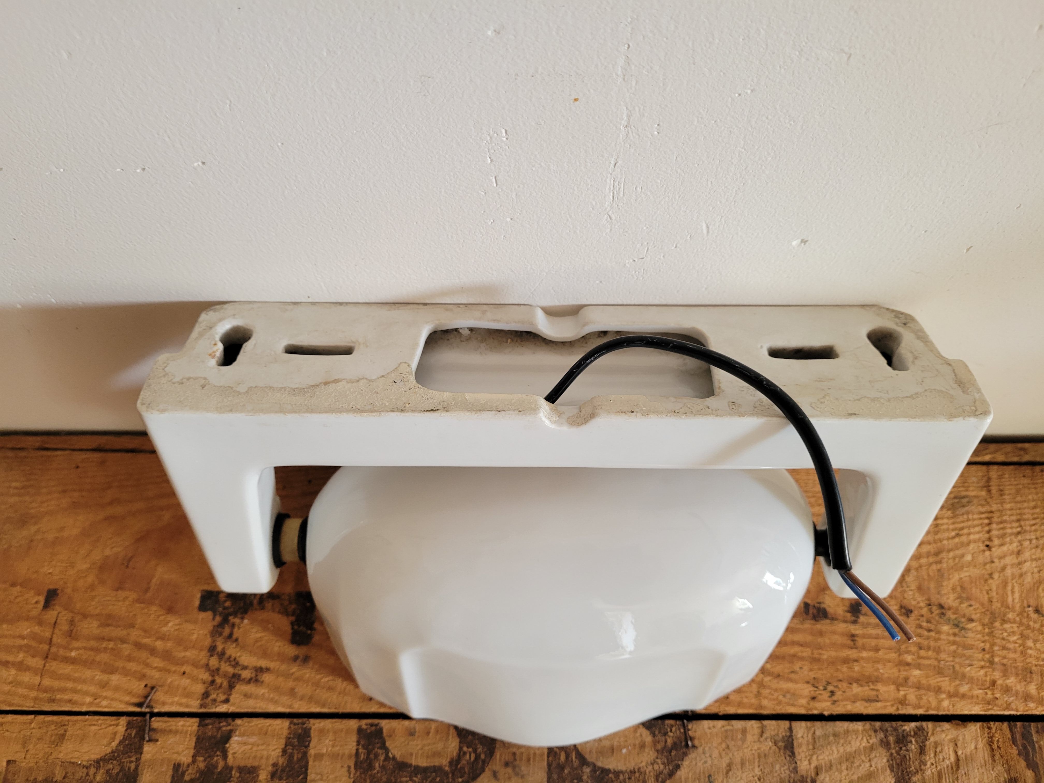 Porcelain and opaline wall lamp